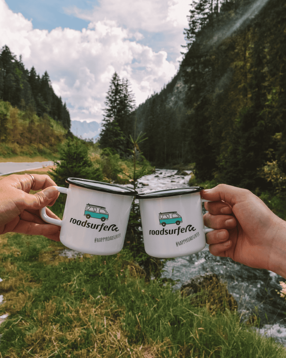 Two Roadsurfer mugs cheersing