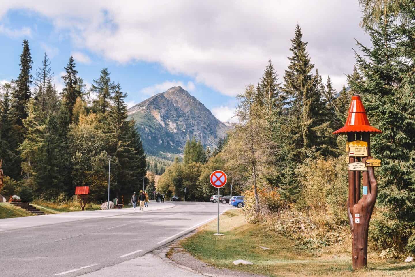 The road going into Štrbské Plesoq with the mountain behind it